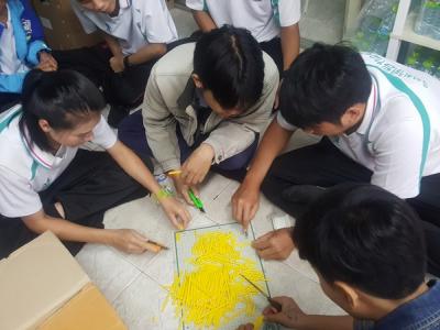 60-คณะครู และนักเรียน นักศึกษา แผนกไอที ร่วมใจทำดอกไม้จันท์