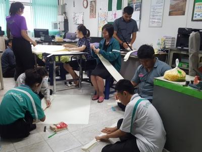 60-คณะครู และนักเรียน นักศึกษา แผนกไอที ร่วมใจทำดอกไม้จันท์